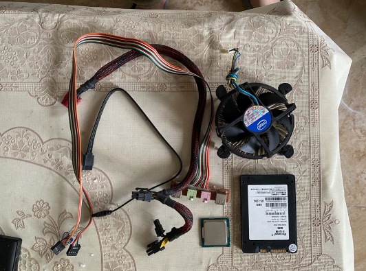 换新电脑换下来的一些零散配件，一个机箱，cpu是i3 4160cpu是i3 4160 一个120g固态送一根sata线，一个原装风扇，一条显卡供电线，一条usb打包带走