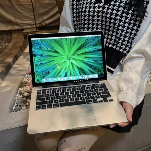 实体店购买的苹果笔记本电脑i7顶配13寸，发票，原装配件都在